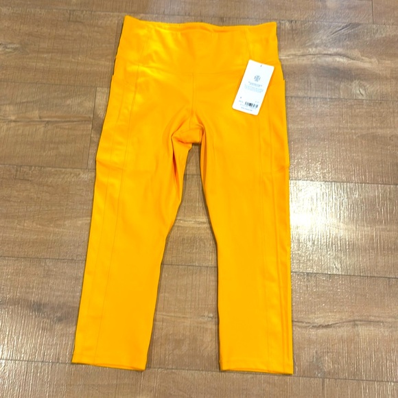 NWT ATHLETA Ultimate Stash II Capri Legging Radiant Sunshine Size Medium - Picture 4 of 13